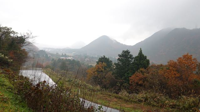 香取の集落雲で隠れていますが奥に大山