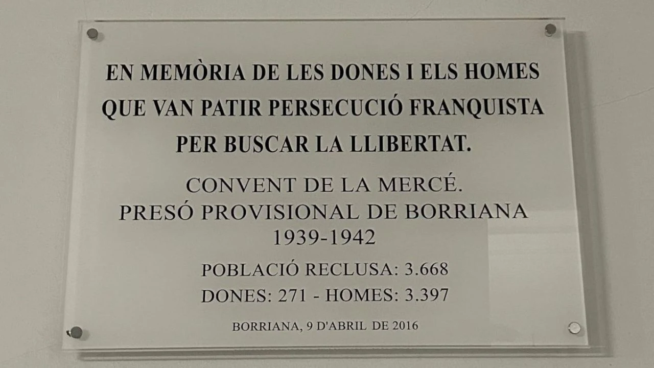 Placa conmemorativa instalada en 2016 en el Convento de La Mercè de Burriana, en homenaje a las 3.668 personas encarceladas allí entre 1939 y 1942 por la represión franquista. Texto en valenciano.