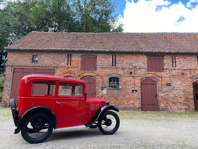 BMW Oldtimer vor alten Stallungen