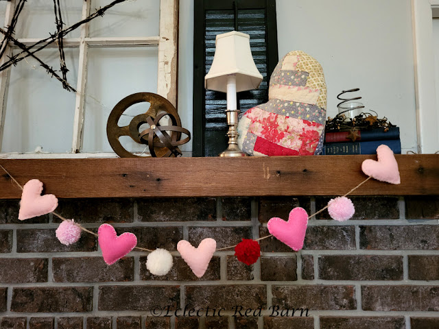 Garland with Felt Hearts. Share NOW. #valentine #valentinedecor #valentine #garland #eclecticredbarn