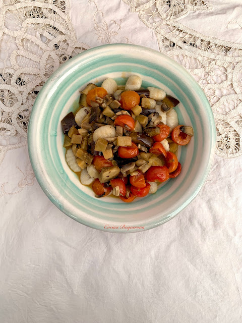 Ñoquis con salteado de berenjena, champiñones y tomates cherry