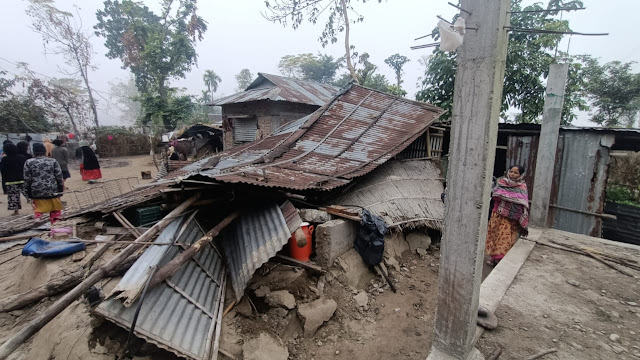 बागडोगरा के ताराबाड़ी इलाके में जंगली हाथियों ने तांडव से कई घर क्षतिग्रस्त हो गया।