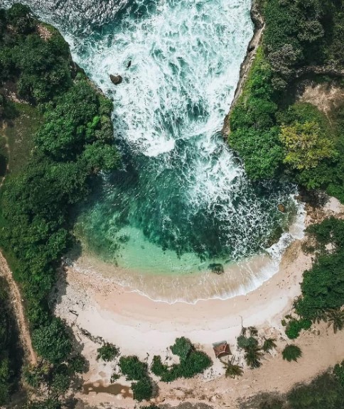 pantai-batu-bengkung