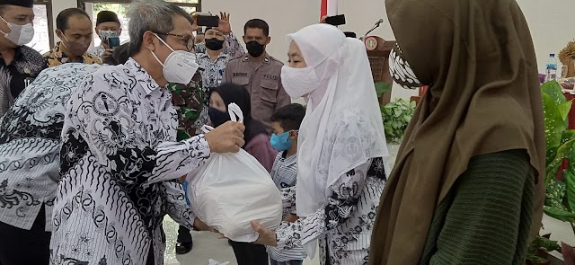 PGRI Jateng Peduli: Bagikan Sembako dan Bantuan Air Bersih di Kab. Blora