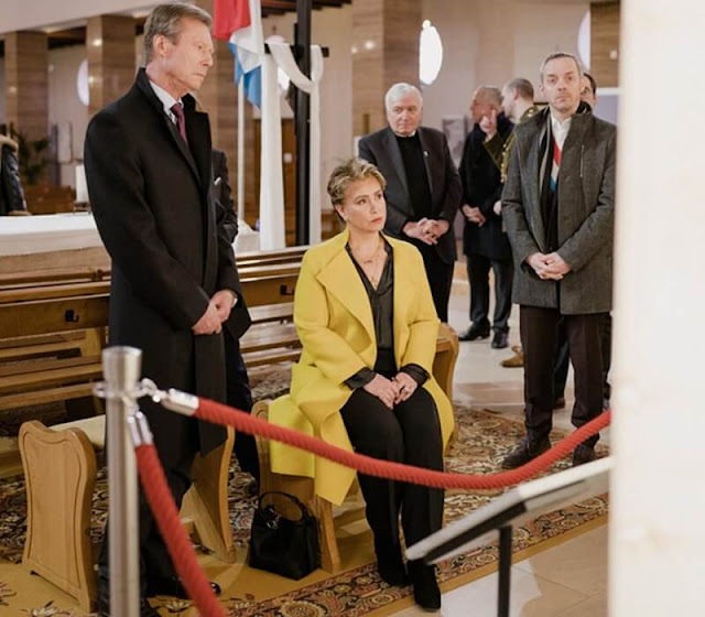Grand Duchess Maria Teresa wore a yellow cashmere coat at during visit to Shroud of Turin exhibition