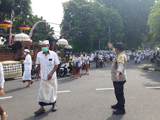 Amankan Jalannya Prosesi Upacara Melasti Polsek Densel Gelar Personil di Beberapa Pantai