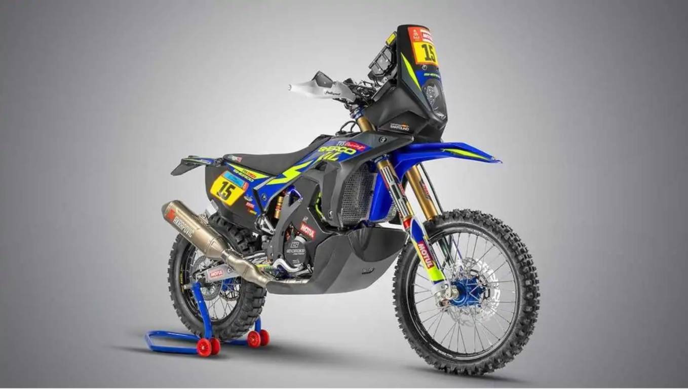 2021 might not be Sherco's best year at the Dakar Rally. After finishing in 6th place, the label is fighting hard for the show. but had to be a little disappointed before the end of the season After that, the camp itself has accelerated the development of the car to solve problems for the new year and next season. And it has launched a new, competitive model, the Sherco 450 SEF.        450 SEF will also participate in the Dakar Rally 2022 to be held in Saudi Arabia. The three riders will be Lorenzo Santolino, Rui Goncalves and Harith Noah.  The upgrades Sherco has learned from Moroccan rally racing have been put into this new car. The details of the team were not revealed for sure. But expect the frame to use a small molybdenum steel frame. Lightweight but with high weight distribution and durability, the 450cc single-cylinder 4-stroke engine, 6-speed transmission is not all that the Sherco has received the official support of Dakar Rally 2022. It's TVS, Motul and Akrapovic.  The fairing is a high-lifted up-top to be able to wade through and prevent some dust particles for the rider. The front suspension used in the competition is from BOS MAC, and the exhaust system is definitely the main sponsor Akrapovic.