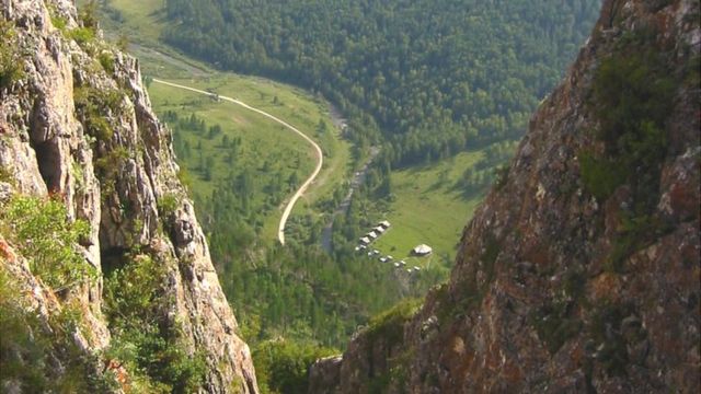 Пещера Денисова на Алтае - место древней романтической связи