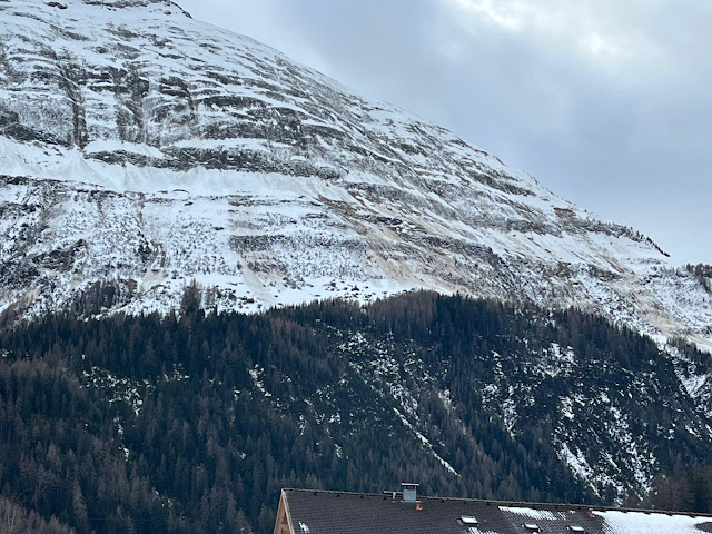 Completamente priva di neve, la Pimigspitze nell'Außerfern. Colate di neve a debole coesione e valanghe di slittamento. (Foto: 30.12.2021)