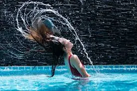 algumas ideias de fotos na piscina para você se inspirar e se divertir