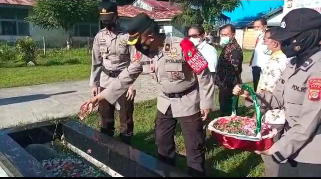 HUT Satpam Ke 41, Polres Simeulue Bersama Satpam Gelar Tabur Bunga dan Penanaman Mangrove