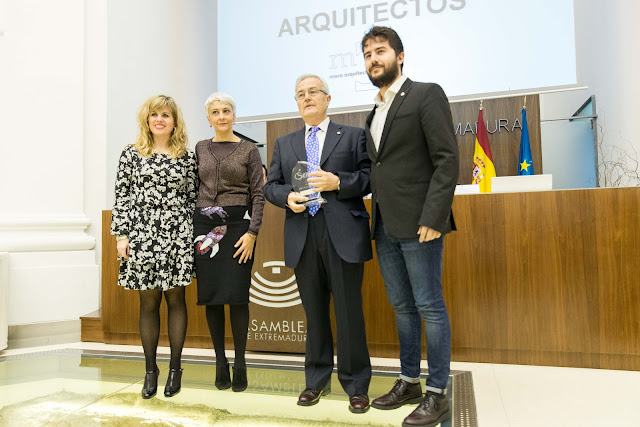 Hace entrega del premio: Doña María Ángeles López Amado, Directora General de Arquitectura  Recoge el premio: Don Miguel Masa Parralejo, Director de M3 Masa Arquitectos, acompañado de Doña Elena Masa Fernández y Don Miguel Ángel Masa Fernández