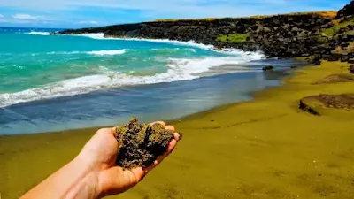 شاطئ باباكوليا (Papakōlea Beach) الموجود في جزيرة هاواي (hawaii island)
