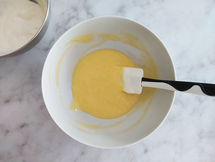 Ajout d'un tiers de crème pour mousse au citron