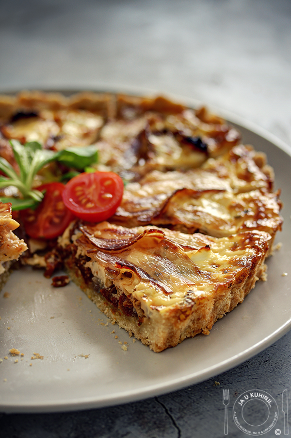 Kukuruzni tart sa karamelizovanim lukom i paradajzom sušenim na suncu