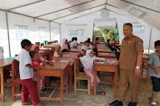 Sejumlah pelajar sekolah dasar di Pasaman Barat, Sumatera Barat belajar di tenda darurat