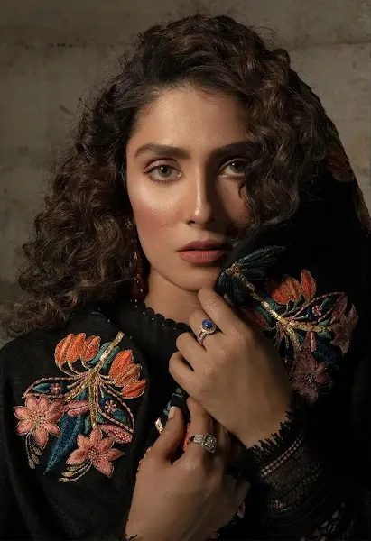 Ayeza Khan Curly Hair Looks is so Charming