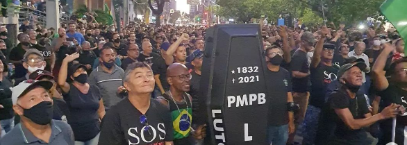 Policiais militares e Bombeiros realizam novo protesto na tarde desta quinta-feira (19), em frente à Granja Santana, residência oficial do governador da Paraíba.