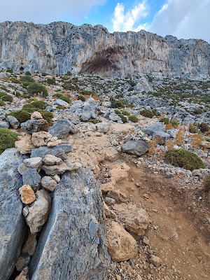 ometti di pietra e la grande grotta di Kalymnos sullo sfondo