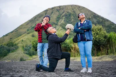 Konsep fotografi dengan latar gunung batok