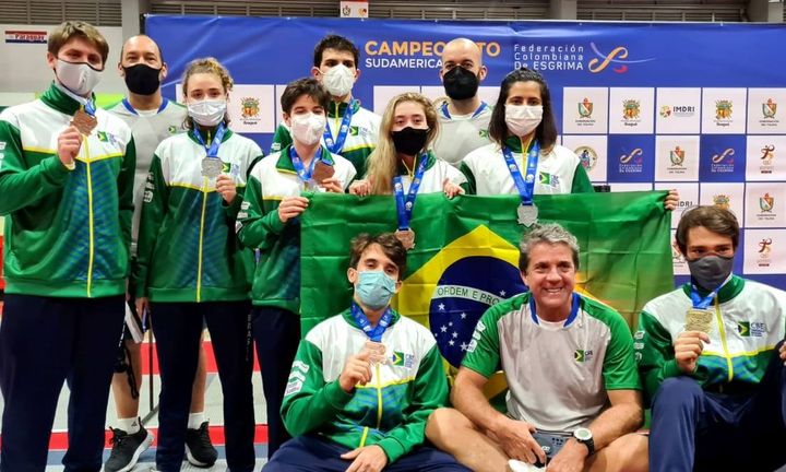 brasileiros mostram medalhas e bandeira