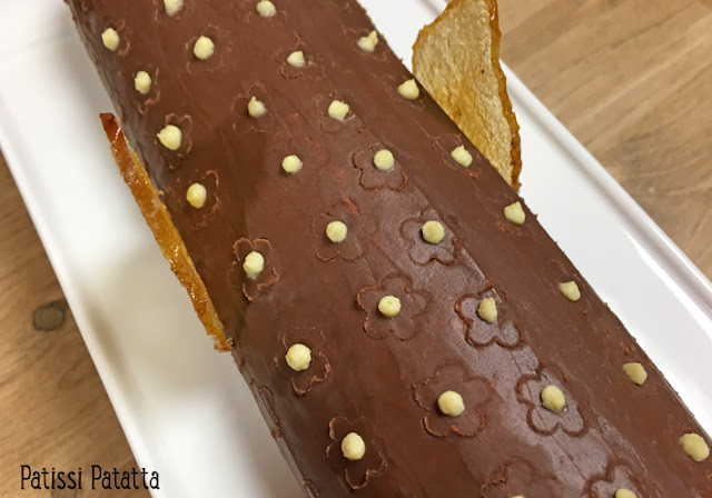 recette de bûche poires et chocolat, bûche pâtissière, gâteau roulé aux noix, crémeux aux poires, cristallines de poire, comment faire des cristallines de poire, ganache au chocolat au lait, dessert maison, bûche maison, jolie bûche, pâtisserie, patissi-patatta