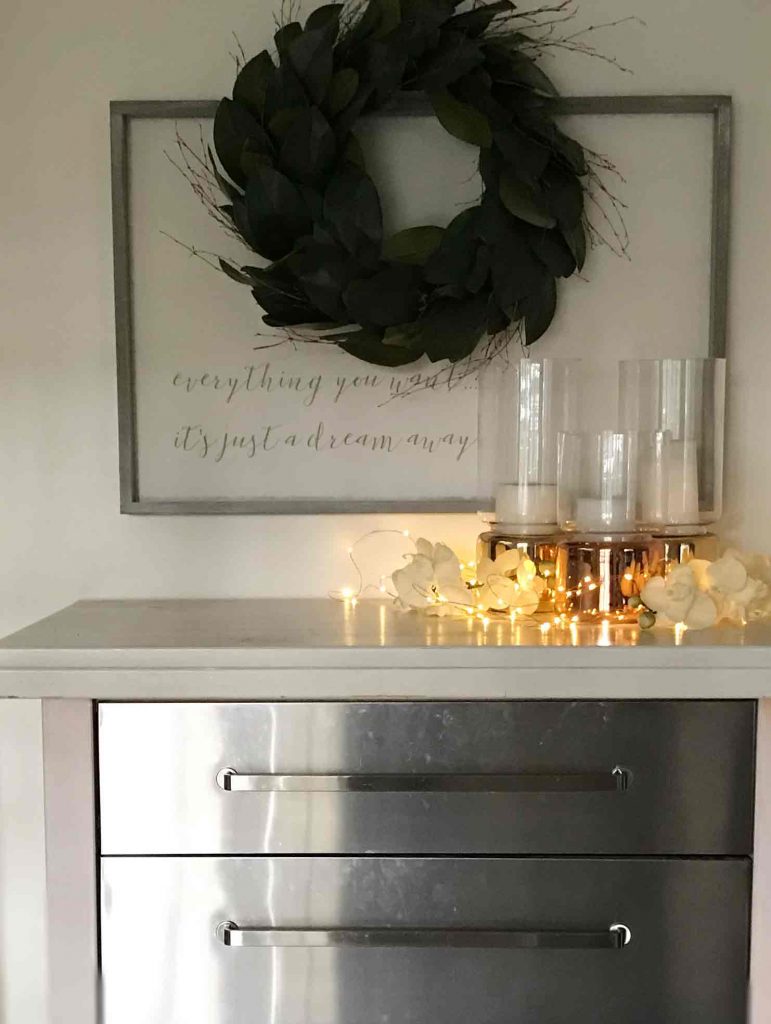 shelley-goertz-farmhouse-decor-rustic-livingroom-design-candles-wreath-