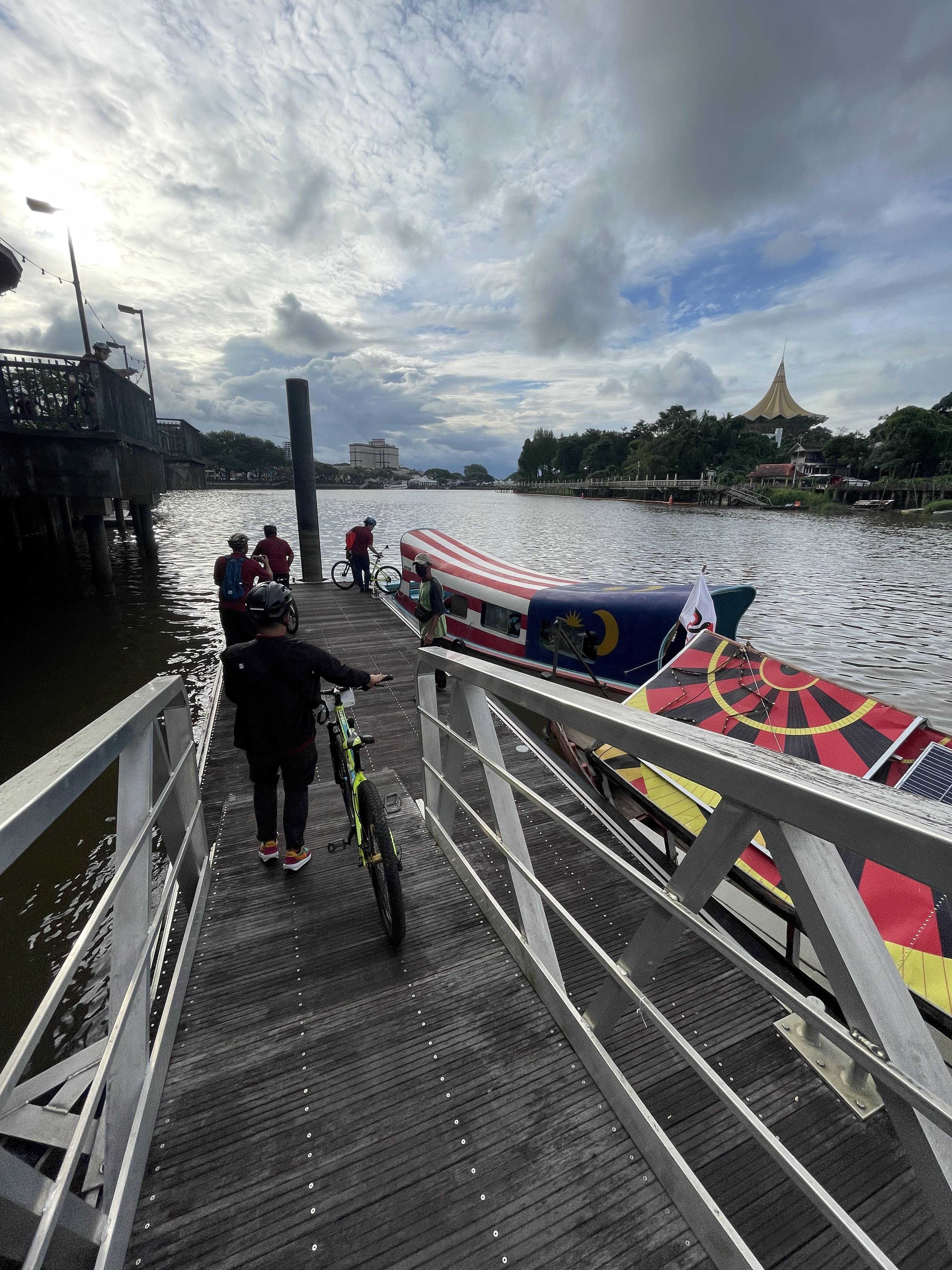 PARADESA BORNEO BAWA KELILING BANDAR KUCHING DENGAN BASIKAL