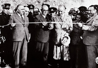Atatürk Singeç Köprüsü'nün açılışında. (Tunceli, 17 Kasım 1937)