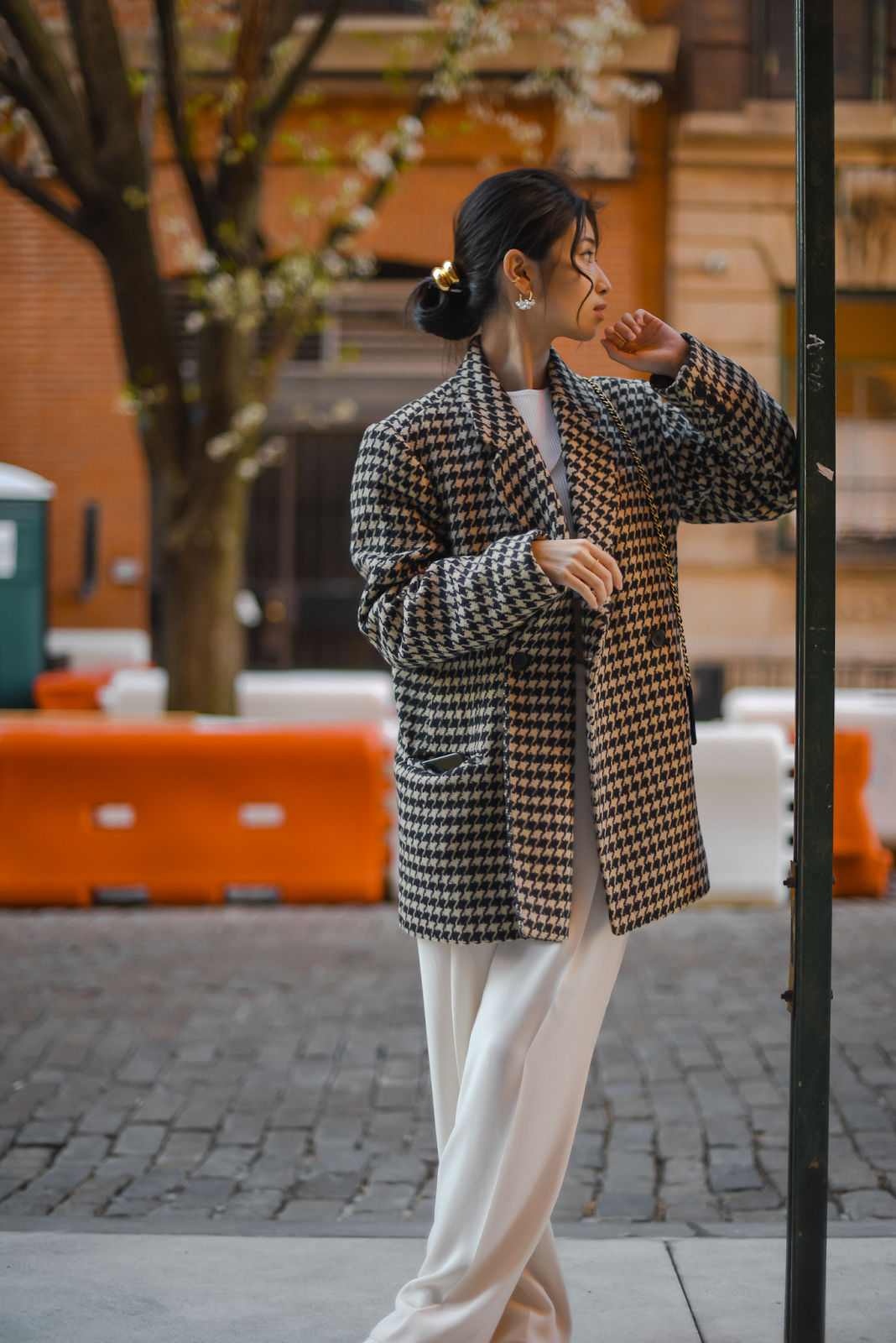 Houndstooth blazer outfit ideas, how to wear houndstooth, blazer and wide leg trousers, Anine Bing Kaia blazer streetstyle / FOREVERVANNY.com