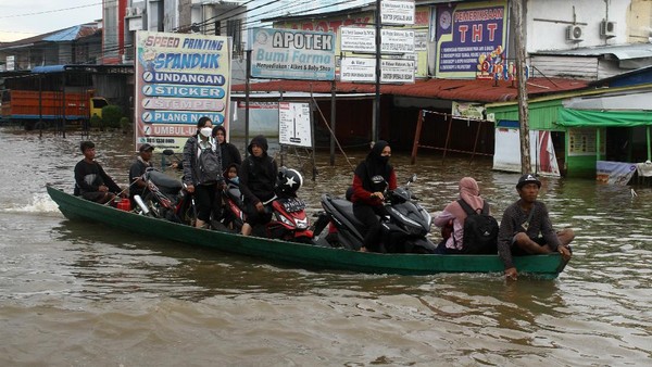 Jokowi Sebut Banjir Sintang Akibat Kerusakan DAS Berpuluh Tahun, PD: Keliru 