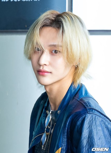 [theqoo] RIIZE WONBIN’S JOURNALIST PICTURES WITH HIS BLONDE HAIR ON HIS WAY TO JAPAN IN REAL TIME