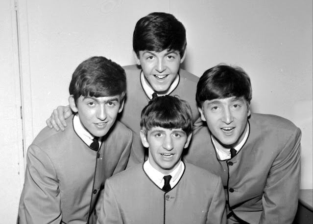 Los Beatles posan para un retrato con chaquetas sin cuello de Pierre Cardin, 1963
