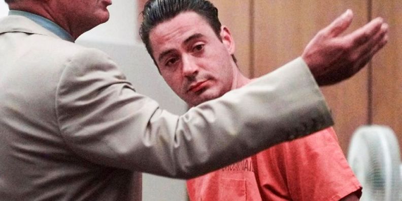 O astro Robert Downey Jr está presente na imagem. No tempo que ele estava preso, sendo julgado em um tribunal