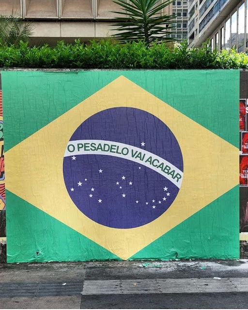 BANDEIRA DO BRASIL ONDE SE LÊ 'O PESADELO VAI ACABAR' - REPRODUÇÃO / AGENTE DALMEY