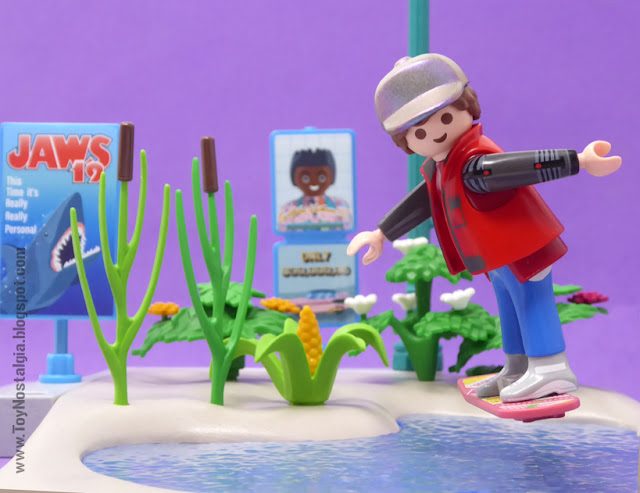 Playmobil BTTF 2 Marty McFly levitando en "hoverboard" sobre el estanque de la plaza de Hill Valley (Playmobil - Back To The Future)