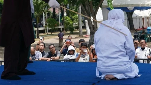 Datang ke Banda Aceh Bermesraan, Mahasiswi dan Kekasihnya Dihukum Cabuk