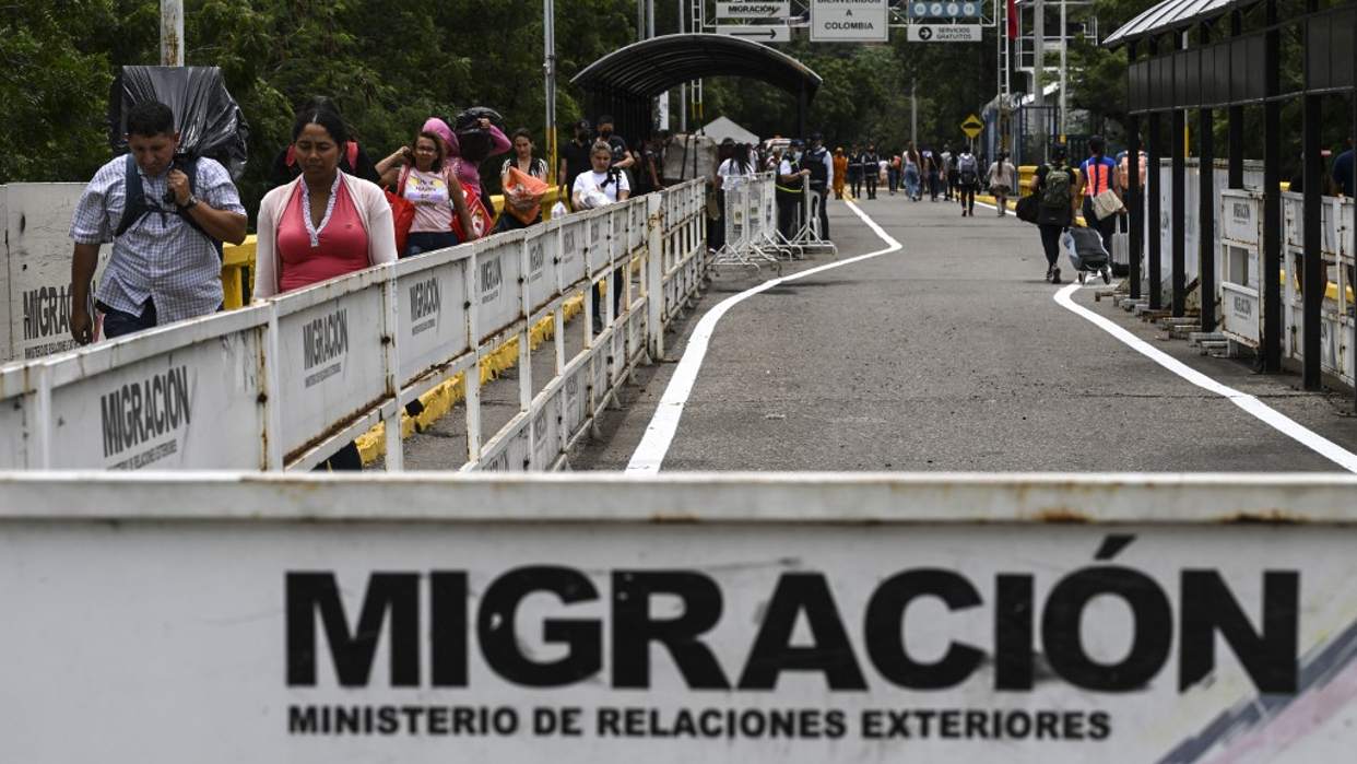 Benedetti calcula que en tres meses se reactivaría la economía en los puentes con Colombia