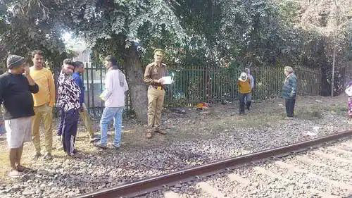 चंदौली अलीनगर::ट्रेन के गेट पर खड़े होकर यात्रा करना पड़ा शख्स को भारी, पोल से सर टकराकर हुई मौत... शव की अभी तक शिनाख्त नहीं...