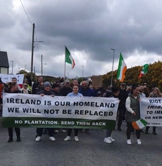 أيرلندا وطننا ولن يتم استبدالنا - من احتجاجات الايرلنديين مؤخراً على الهجرة الغير شرعية - وسائل تواصل