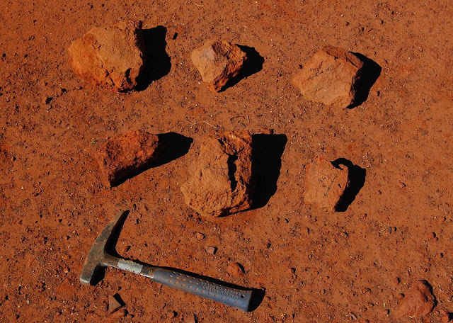 Куски глины, извлеченные из зернохранилищ железного века в Южной Африке