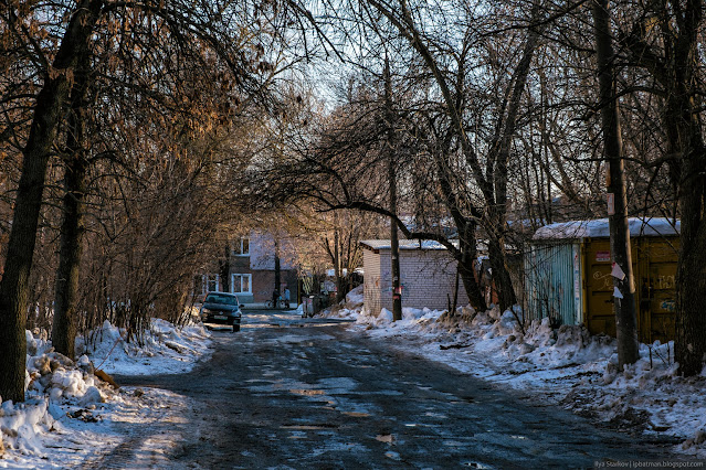 Весенняя улица с замерзшими лужами