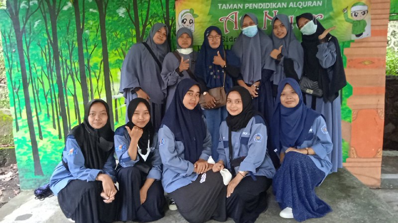 Foto bersama ustazah TPQ dan Mbak KKN