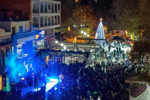 Στυλίδα: Χαμός με το Γιώργο Τσαλίκη στο άναμμα του δέντρου