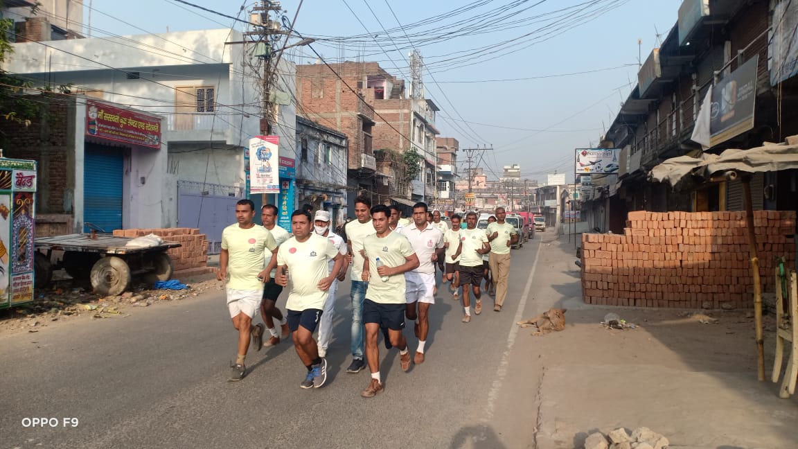 अग्नि सुरक्षा सप्ताह के दौरान अग्निशमन विभाग की टीम ने 'फिट इंडिया मूवमेंट' के तहत मैराथन की।