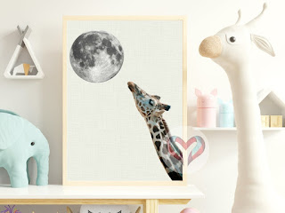 Giraffe, die versucht, den Mond zu erreichen.