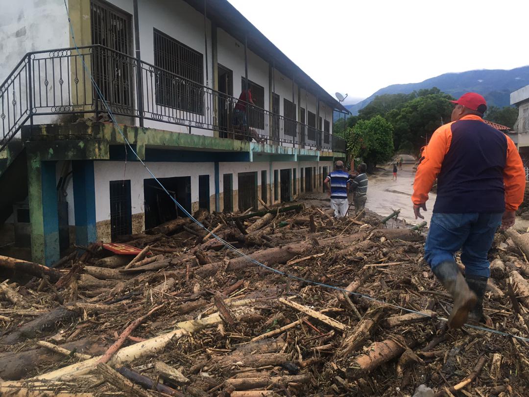 Atienden emergencias por lluvias en la Panamericana