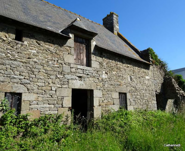 urbex-ferme-adrien-croix-funeraire-jpg