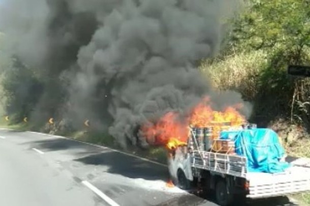 Caminhão carregado de material de construção pega fogo na Régis Bittencourt em Cajati