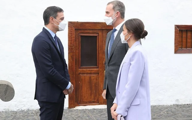 Queen Letizia wore low-rise slim-fit jeans by Liu Jo, a lace blouse by Ana Maria Rodriguez Gonzalez, and blue blazer by Bleis